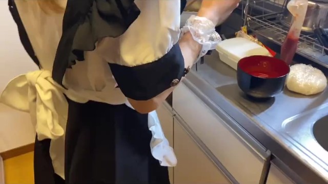 メイド姿の彼女がご飯を作っている途中にムラムラしてしまったので襲いました　　/カップル/キッチン/フェラ/