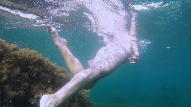 Slim Girl Swims Naked In Sea And Masturbate Her Pussy