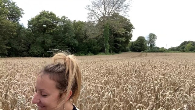 Femme Salope Improvise Une Pipe à Son Mec Dans Un Champs De Blé