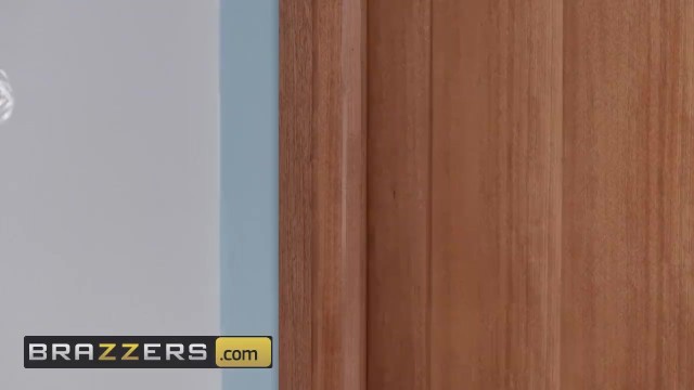 Brazzers – Hot Milf Nurse Alexis Fawx Fucks The Pain Away