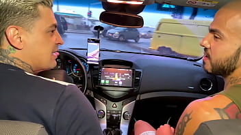 Motorista De Uber Ganha Mamada No Carro E Pede Pra Fuder Minha Bunda Em Casa