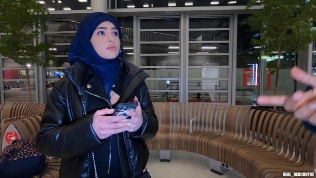L’iranienne Voilée Nadja Se Fait Défoncer En Anal Dans Les Wc Et Dans Un Couloir Pour Payer L’avion